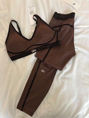 ALO Yoga set Sports Bra and Leggings. sizes available: small or medium